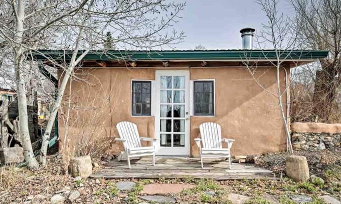 San Cristobal Cabina | Log Casita Overlooking Pond and Waterfall near Taos, New Mexico