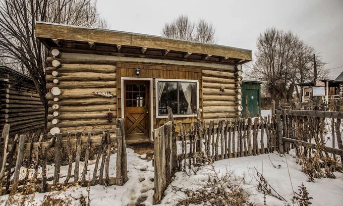 San Cristobal Cabina | Rustic Log Cabin on Eco-Friendly Farm near Taos, New Mexico
