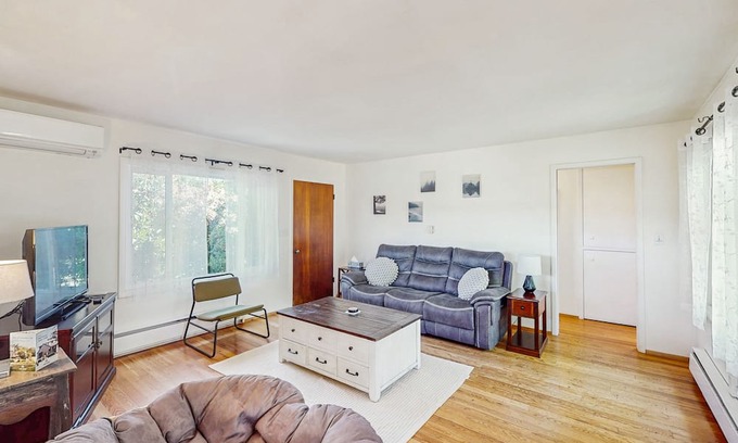 Thurston Casa | Charming dog-friendly house and separate studio w/ grill, WIFI, washer and dryer