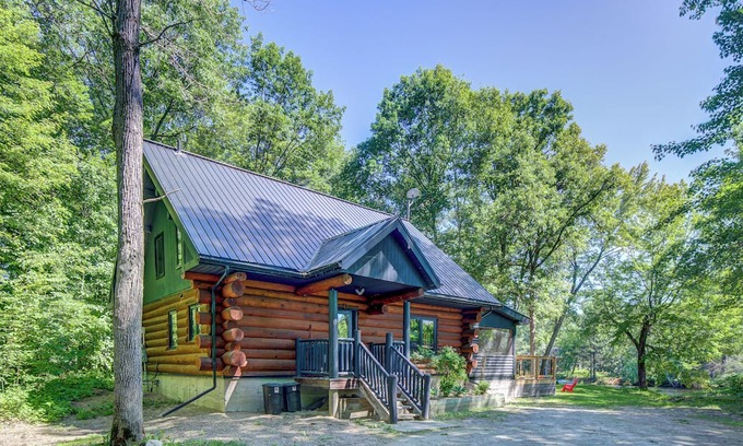 Waltham Cabina | Natural Stone Loghouse