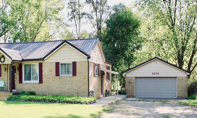 Davison Casa | Ranch in country. 3 bed 2 bath, beautiful 1 acre. Long short term available