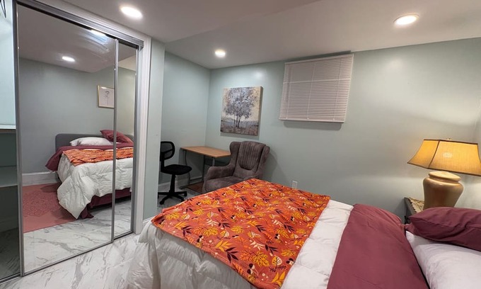 Watertown Apartamento | Lower-level, a Double bed, shared bath & kitchen