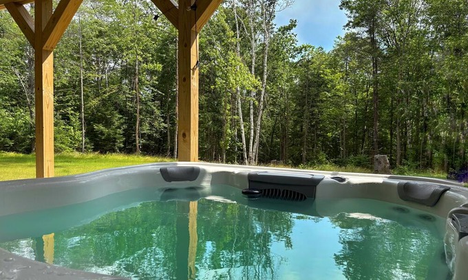 Thornton Casa | Spacious Yard & Deck - Hot Tub - 120” Projector - 12mins-Waterville Valley