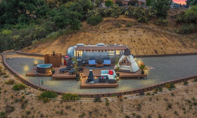 Valley Center Casa | AIRSTREAM GLAMPING! Jacuzzi, BBQ & Chill!