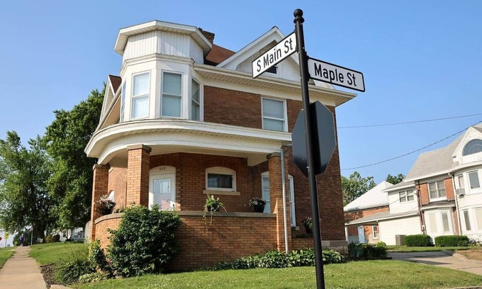 Maquoketa Casa | Riggs House Restored 1908 Home