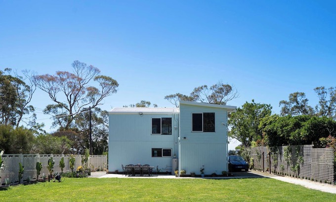 Tenby Point Casa | Tenby Point Waterfront Views & Tranquil Garden