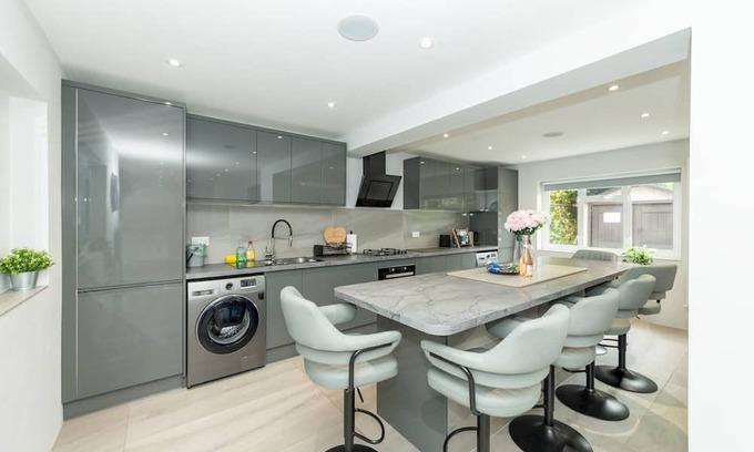 Tilehurst Casa | Spacious Home Heated Pool(May-Sep) in Tilehurst - Pass the Keys