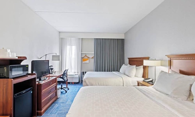 East Texas Hotel | Modern Room in Allentown Close to Top Spots - Dorney Park and Wildwater Kingdom