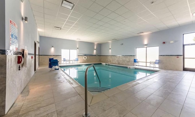 East Texas Hotel | 4 Family-Friendly Rooms with Indoor Heated Swimming Pool Near Lehigh Valley Zoo