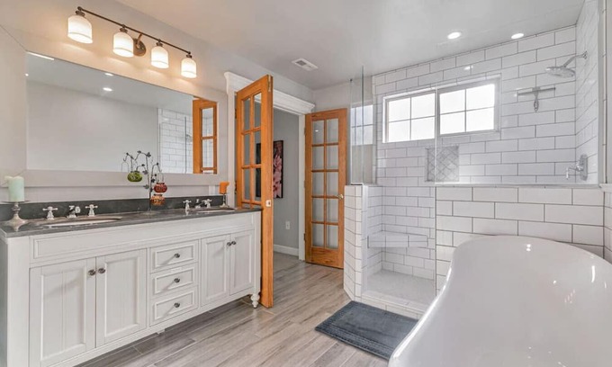 Ryland Casa | Large 6 Bedroom DT SJ Getaway with Huge Backyard and 2 car garage. Fast Wifi