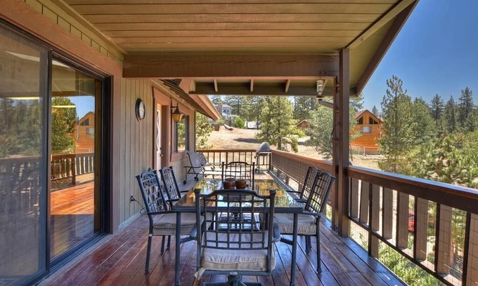 Fawnskin Cabina | Lakeview cabin with BBQ, pool table, jetted tub, just a short walk to marina!
