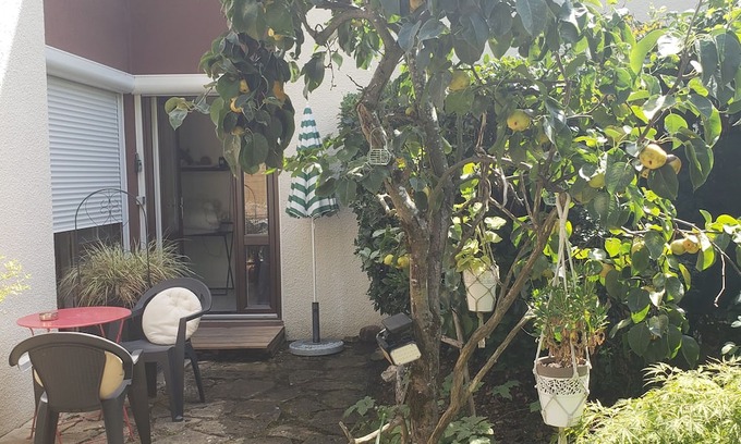 Chambery Cama Y Desayuno | Room with independent access and kitchenette