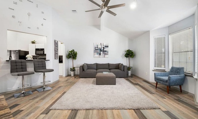 Buckner Terrace - Everglade Park Casa | Adequate 3 BR 2 Bath Home