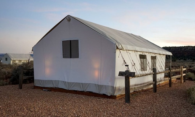 Kanab Alquiler De RV | Kanab's Glamping Getaway with Your Pet: Comfort Meets Adventure