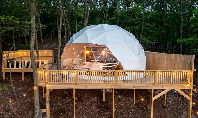 Capon Bridge Cabina | Impressive Dome with Fire Pit, Barbecue and Hot-tub in Capon Bridge, West Virginia
