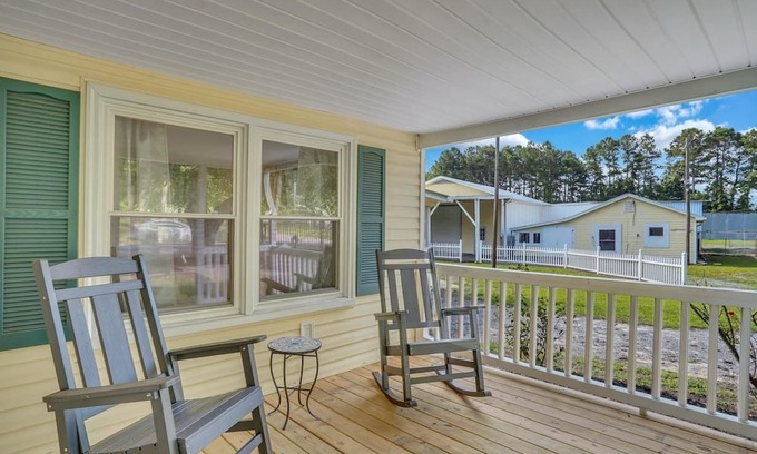 Manning Casa | Marvelous Manning - 4Bdr + Game Room +Waterfront!