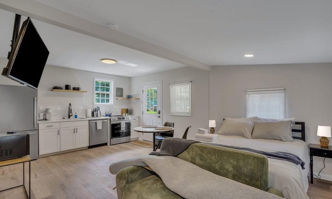 Manning Cabaña | Cypress Cottage - Cozy Lake Getaway