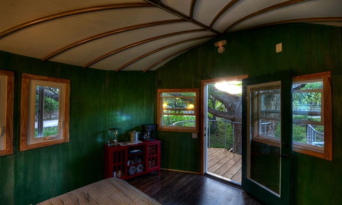 Spicewood Alquiler De RV | Romantic Getaways in Fully-Equipped Tree House Rental in Spicewood, Texas