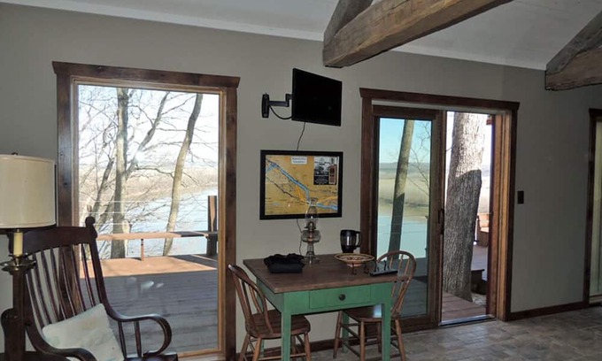 Treloar Cama Y Desayuno | Fish Haus: charming cottage with breathtaking views of the Missouri River!