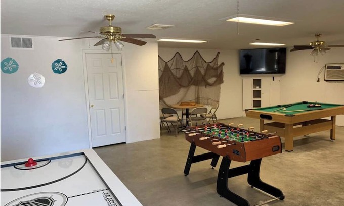 Cape Charles Casa | "Meant to Be” 4BR Family Retreat w/Game Room & Fire Pit 5 Min to Beach/Parks