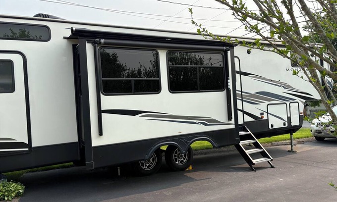 Canandaigua Casa | Canandaigua Lake access via 3 private beaches and park - RV with AC, hot tub