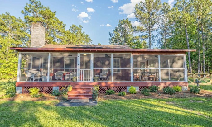 Spring Hill Cabaña | Loch Haven on Harris -Vintage Lakefront Cottage on 20 Private Acres w/Pond