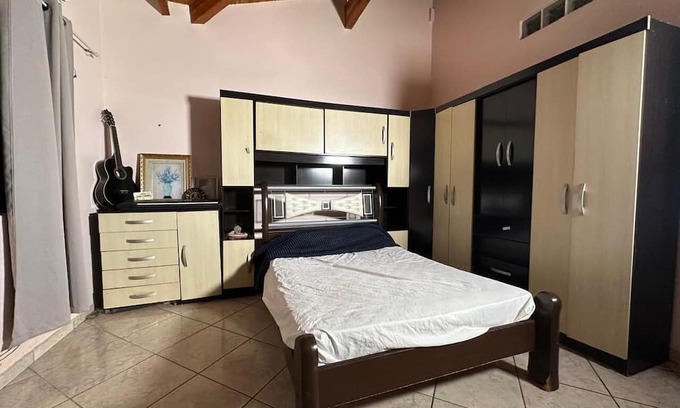 Ciudad Del Este Apartamento | Amplio y cómodo apartamento con churrasquera y tina