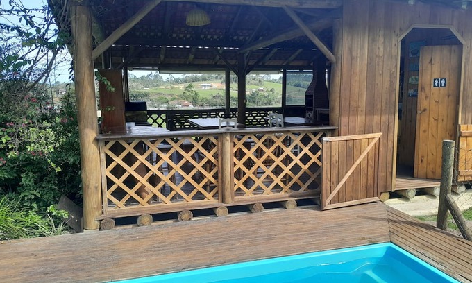 Picarras Cabaña | Country house with pool, football field and lake near Beto Carrero