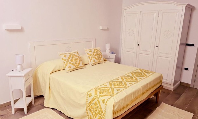 Carloforte Casa | Da Riccardo - Double Bedroom Yellow Rose Window