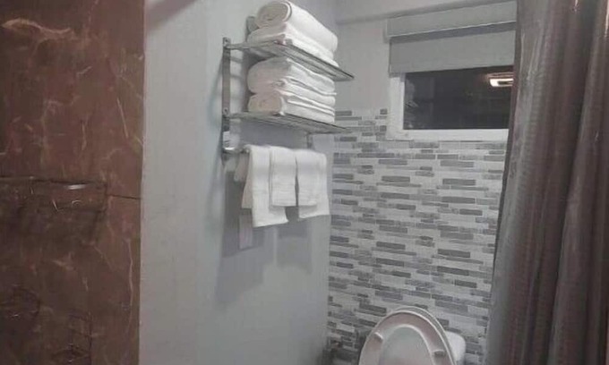 East End Apartamento | The Duplex Suite with a Jacuzzi