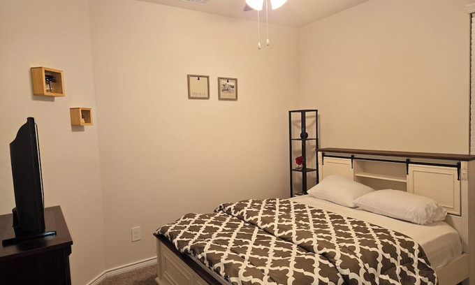 Lincoln Park Casa | Charming 1-bedroom in a house with WiFi and AC in delightful Aubrey area.