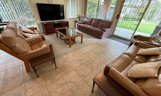 Kirwans Bridge Casa | Waterfront 4 Bedroom Home with Rumpus Room