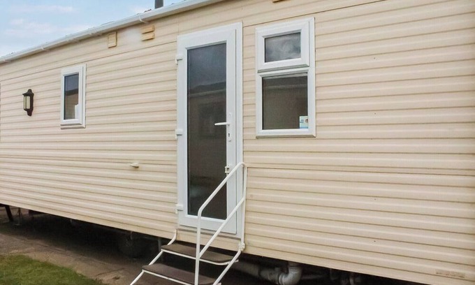 Caister-on-Sea Casa | Introducing the ABI Vista, a 2-bedroom caravan designed to accommodate up to 6 guests.