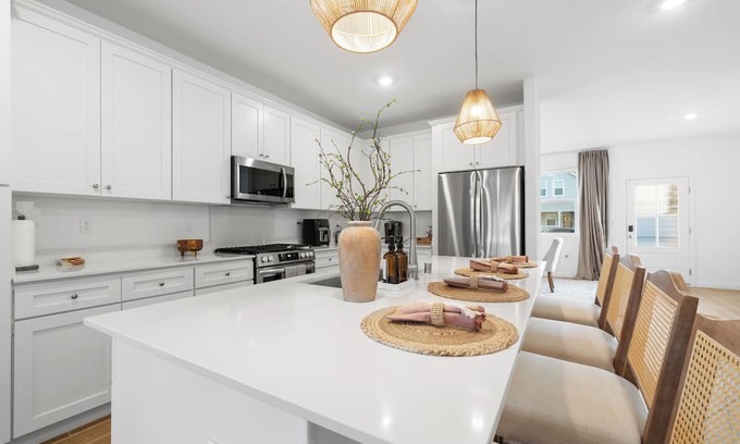 Greenacres Casa | Bakersfield New NW Home – Fully Furnished & Ready. Upscale + Kitchen Amenities