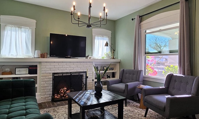 Garfield Casa | Stunning 2-bedroom Craftsman, Walk to Downtown Phoenix