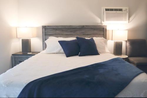 North Oak Park Casa | Charming Remodeled Studio Retreat w Front Garden