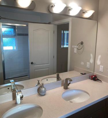 Richmond Casa | Large suite with separate bathroom