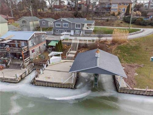 Port Dover Casa | River front 4 bedroom cottage with boat dock