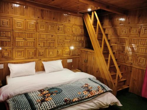 Banjar Hotel | Northern Cedar Cabin