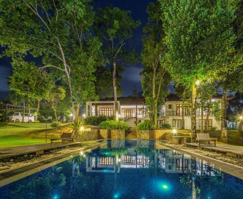 Kaduwela Hotel | Villa Crystals